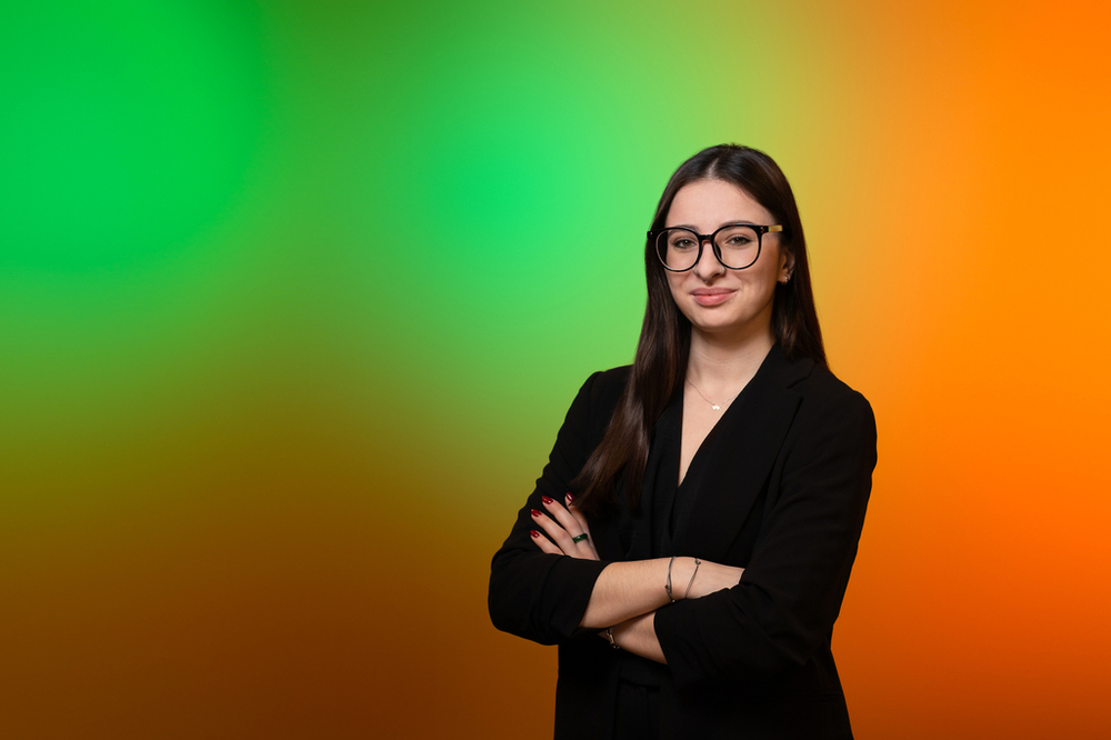 Karolina Kołacz – UniLodz Ambassador – a young woman with dark long hair dressed in black