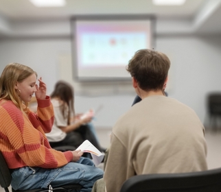 uczniowie rozmawiają w grupach