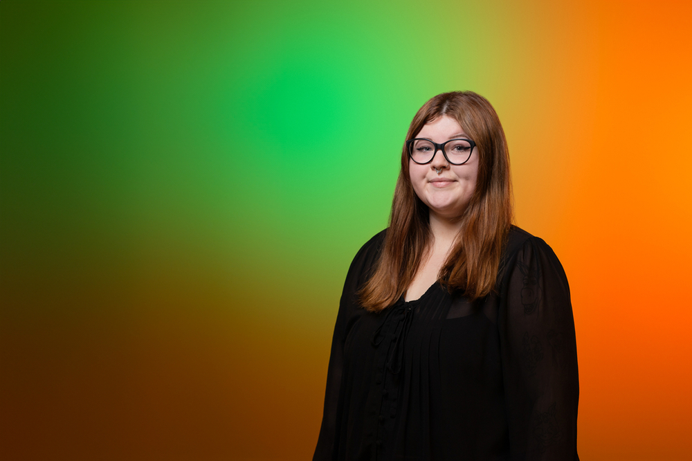 Julia Szczecińska - Ambasadorka UniLodz - młoda kobieta ubrana na czarno